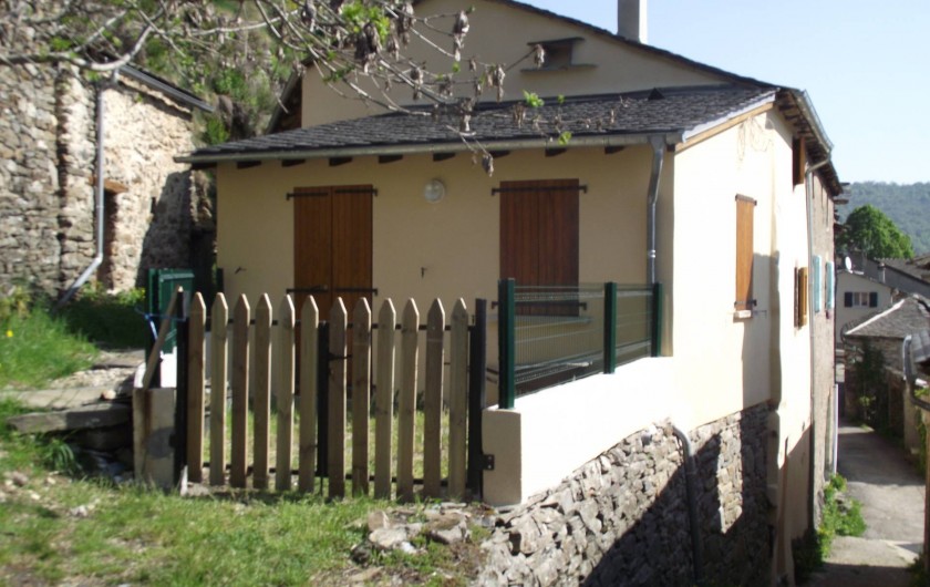 Location de vacances - Gîte à Les Ablatats - La maison et sa terrasse fermée
