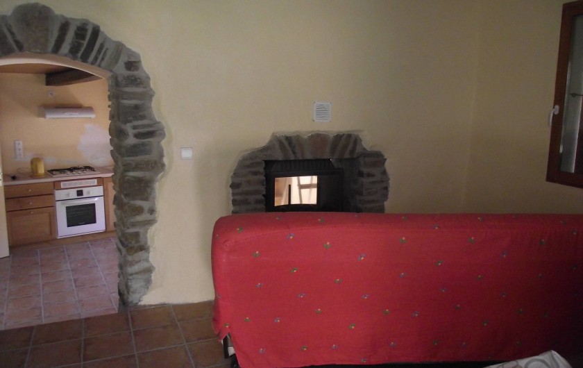 Location de vacances - Gîte à Les Ablatats - Le coin salon, canapée cheminé, TV