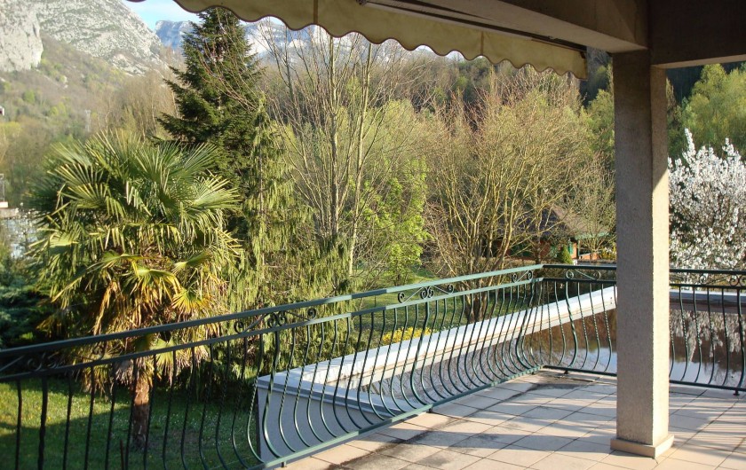 Location de vacances - Gîte à Pont-en-Royans - La terrasse avec vue sur la montagne et la rivière La Bourne.
