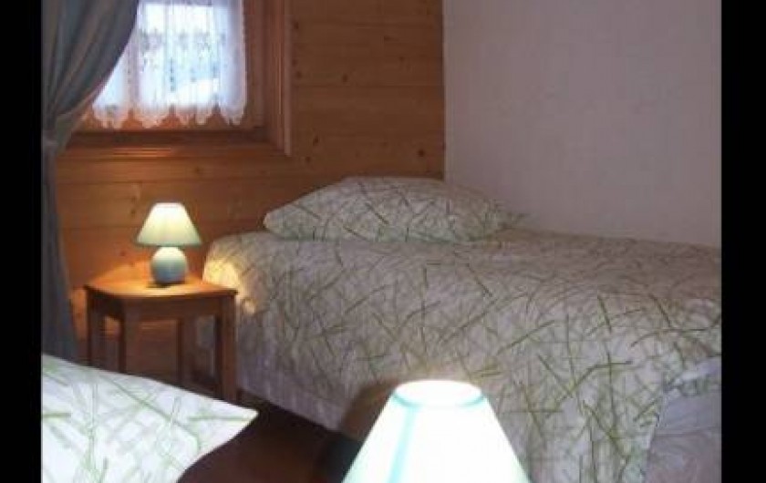 Location de vacances - Appartement à Combloux - Chambre deux lits avec placards