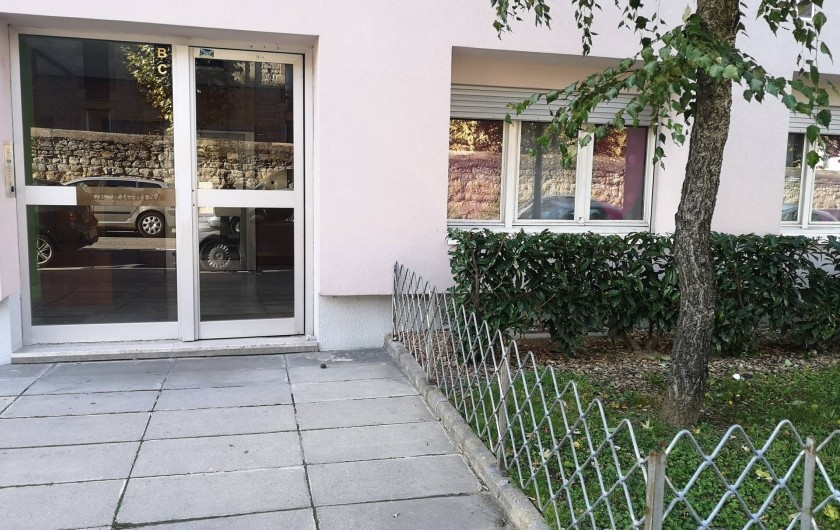Location de vacances - Appartement à Saint-Étienne - L'entre de l'immeuble qui est sécurisé avec un interphone et double porte