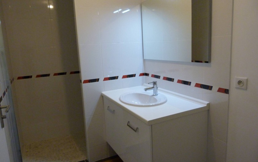 Location de vacances - Appartement à Saint-Julien-en-Born - SDB avec grande douche à l'italienne WC séparés