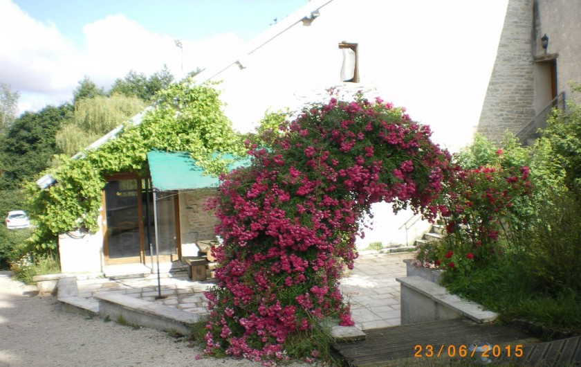Location de vacances - Gîte à Sorans-lès-Breurey - Terrasse en fleur  équipée de 2 grandes tables +  barbecues