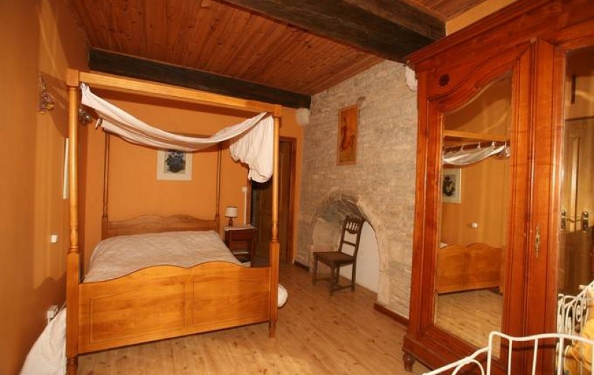 Location de vacances - Gîte à Sorans-lès-Breurey - Chambre à coucher N°1 au rez de chaussez + lit  de 2 m  x 1.4m