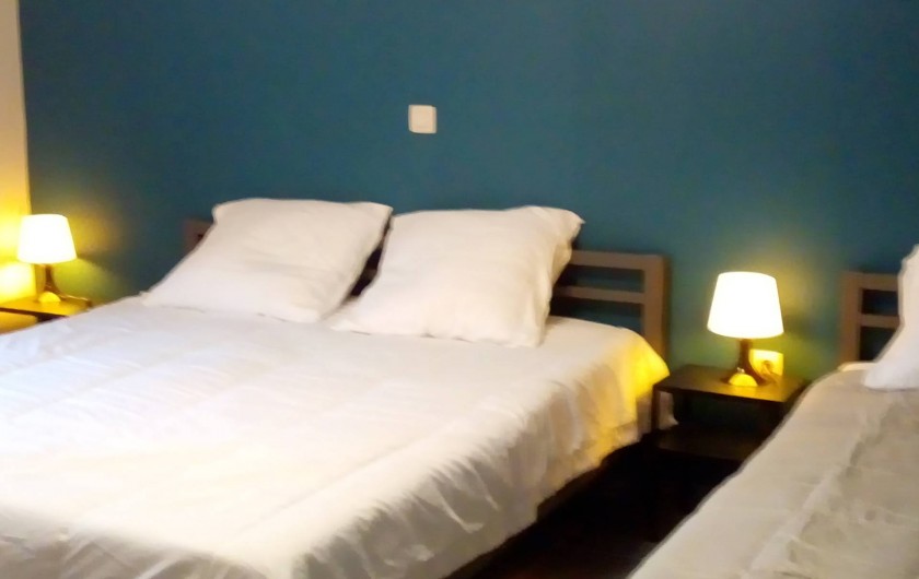 Location de vacances - Gîte à Stavelot - chambre à coucher 3 personnes avec salle de bain, lit de 160 x 200 et 90 x 200