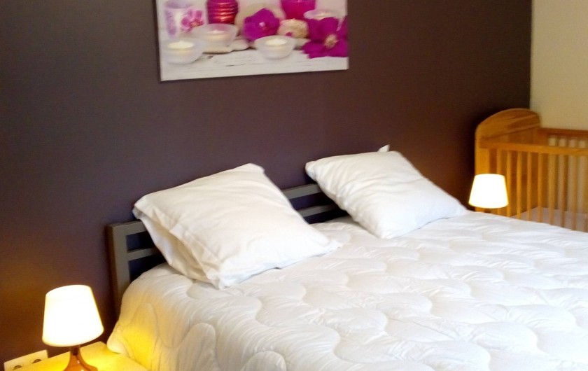 Location de vacances - Gîte à Stavelot - chambre à coucher 2 personnes avec salle de bain, lit de 160 x 200