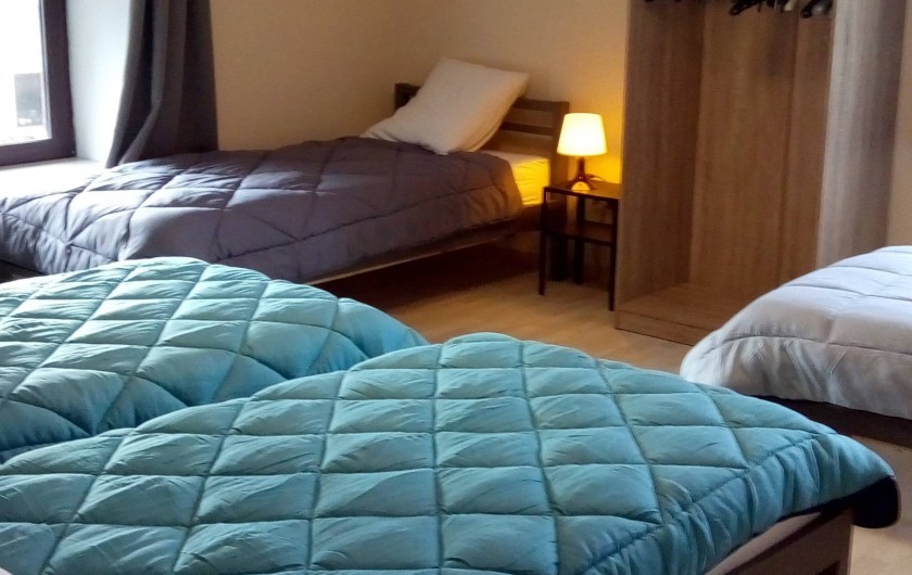 Location de vacances - Gîte à Stavelot - chambre à coucher 4 personnes avec salle de bain, 4 lits de 90 x 200