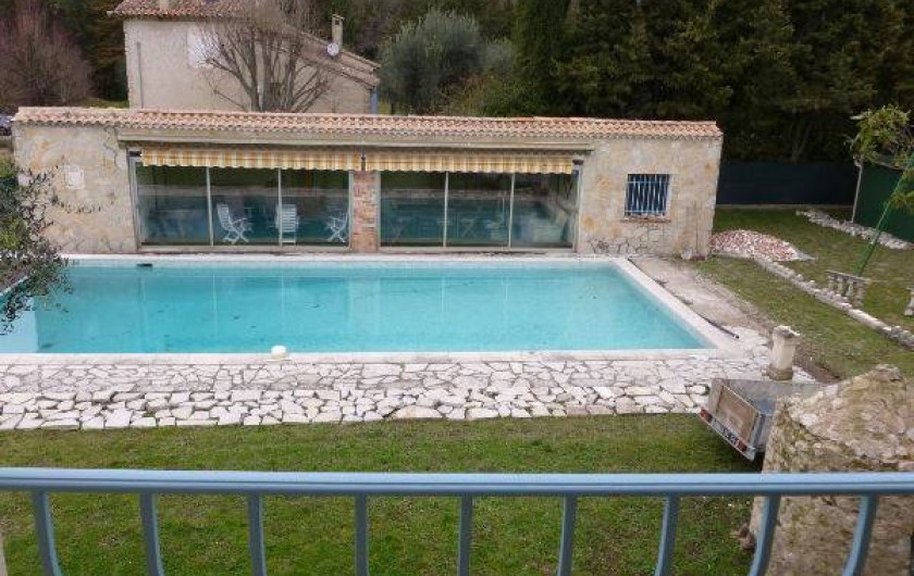 Location de vacances - Villa à Grasse - La piscine et le pool house vus depuis le 1er étage