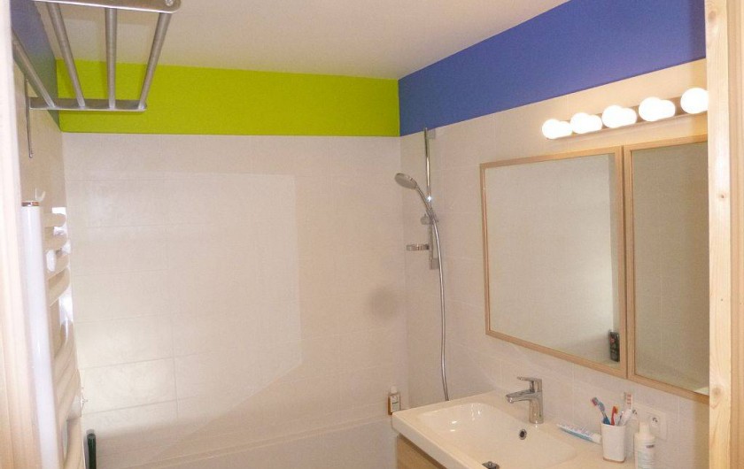 Location de vacances - Appartement à Samoëns - Salle de bain  : baignoire  de 160  .  Ensemble de 2 lavabos