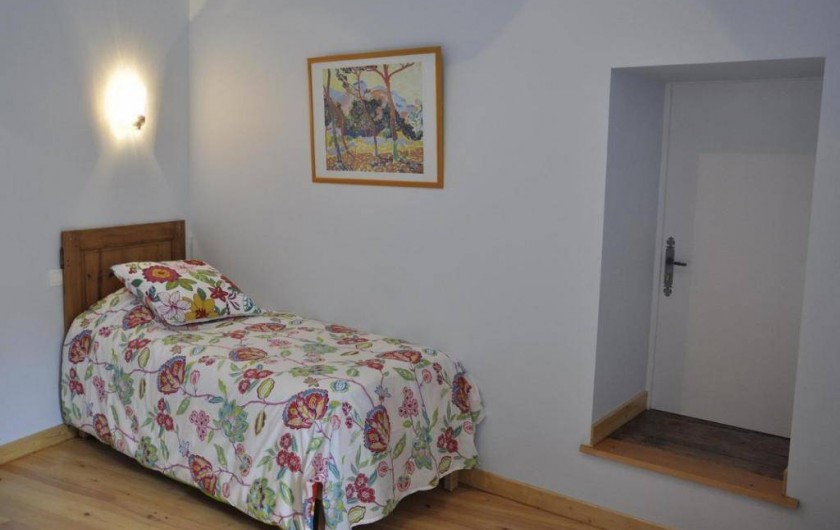 Location de vacances - Gîte à Saint-Julien - Un lit simple dans la chambre Campagne du gîte Le Vigneronnage
