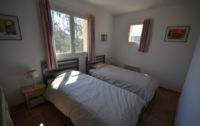 Location de vacances - Villa à Saint-Raphaël - La chambre 'largo', un placards et des lits jumeaux.