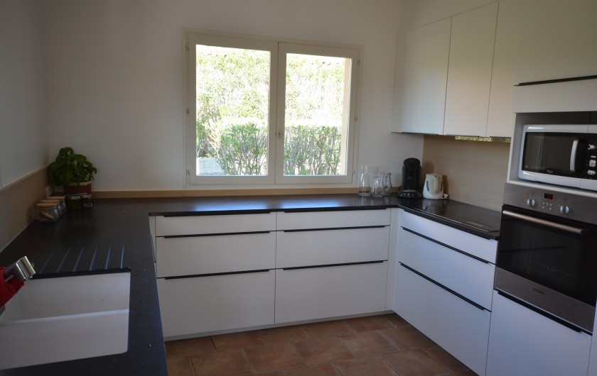 Location de vacances - Villa à Saint-Raphaël - La cuisine, plans de travail en granit, rangements faciles et accessibles,