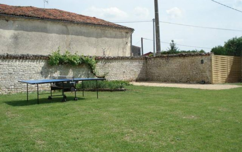 Location de vacances - Gîte à Neuvicq-le-Château - Table de ping pong et terrain de pétanque