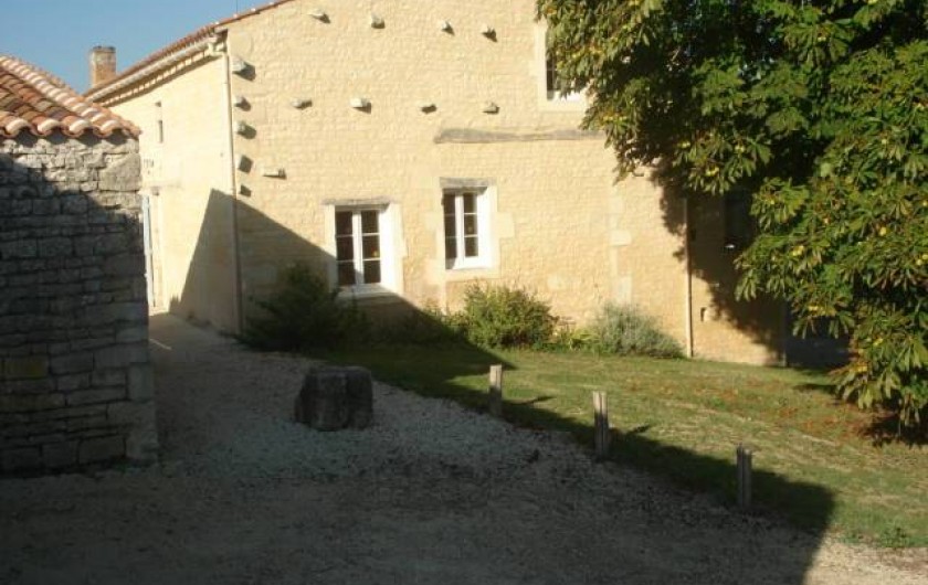 Location de vacances - Gîte à Neuvicq-le-Château - Parking et coté jardin sous le marronnier