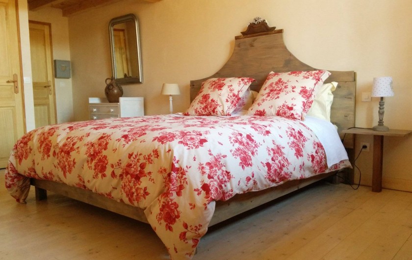 Location de vacances - Chambre d'hôtes à Bertrambois - Chambre "Les mille roses" avec le lit king size, capacité de 4 personnes.