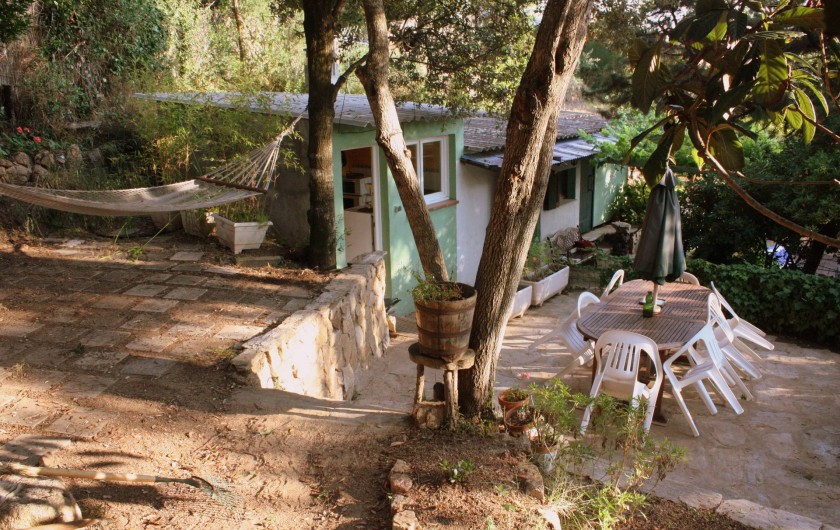 Location de vacances - Maison - Villa à Pietrosella - Cabanon de 38m² sur terrain arboré sans vis à vis.