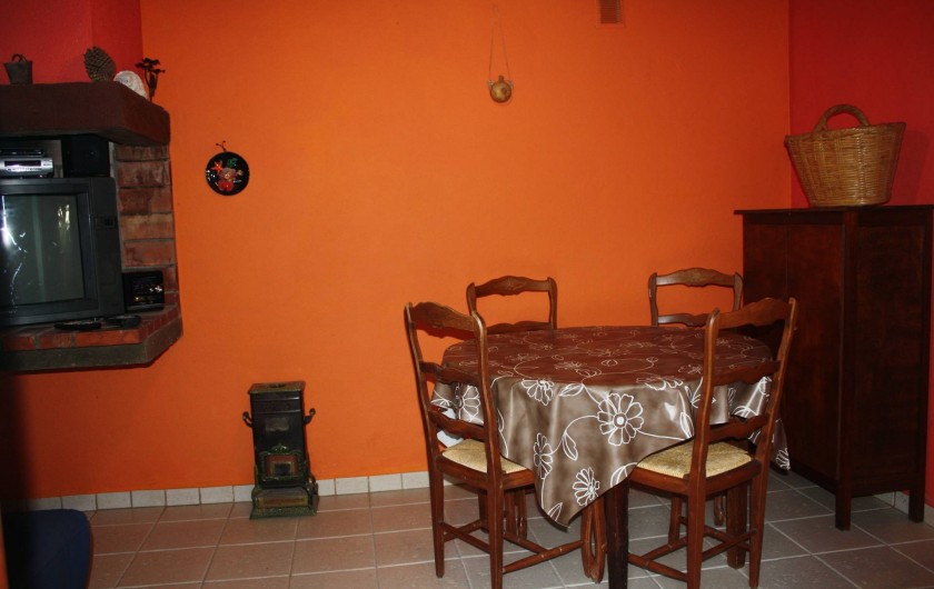 Location de vacances - Maison - Villa à Pietrosella - Petit salon avec table, chaises, téléviseur, clic-clac 2 places.