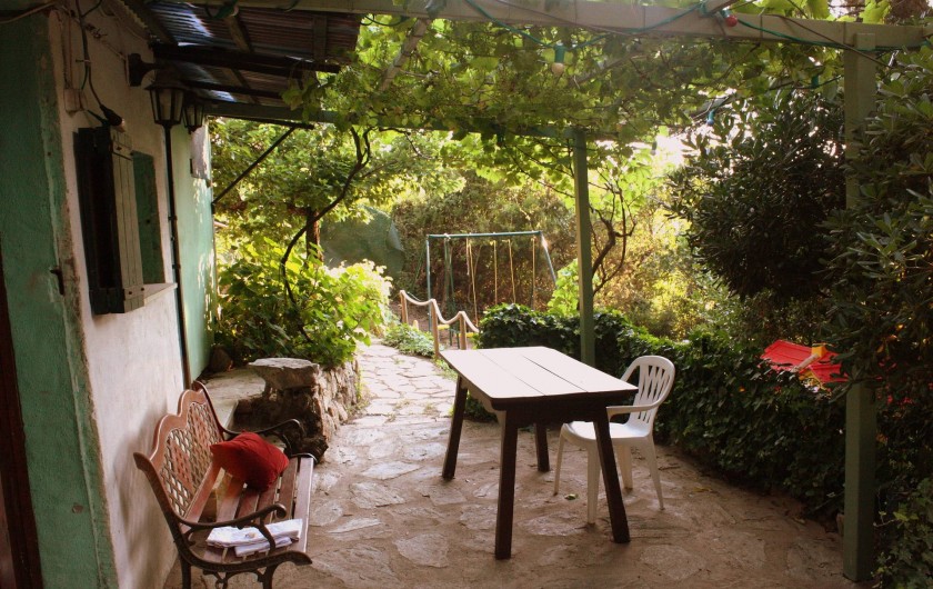 Location de vacances - Maison - Villa à Pietrosella - Nombreuses terrasses avec tables et  chaises..