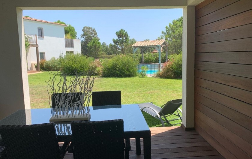 Location de vacances - Appartement à Porto-Vecchio - Cala Ross' Appart - Terrasse ombragée avec plancha devant la piscine