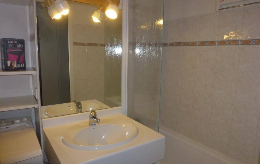 Location de vacances - Appartement à Bourg-Saint-Maurice - salle de bains : lavabo, baignoire