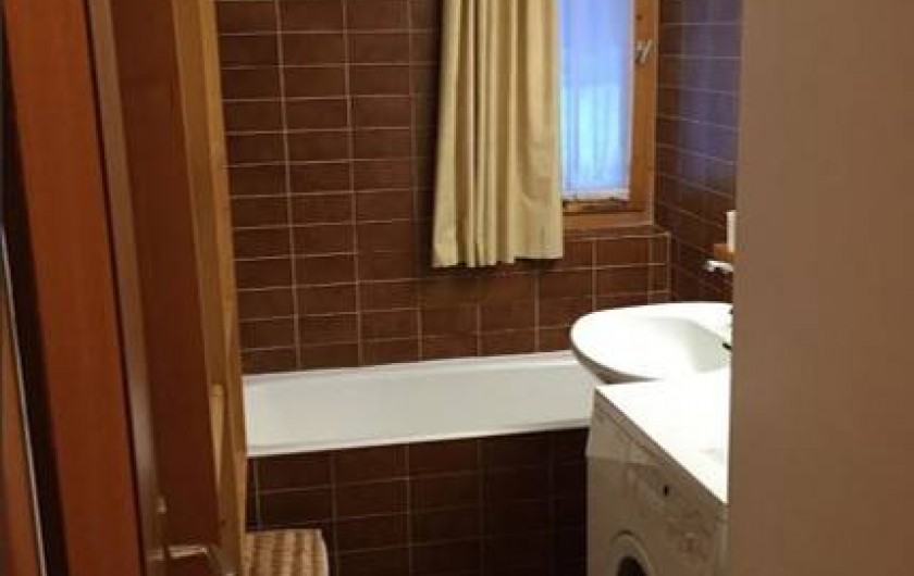 Location de vacances - Appartement à Méribel - Une salle de bain avec une machine à laver le linge