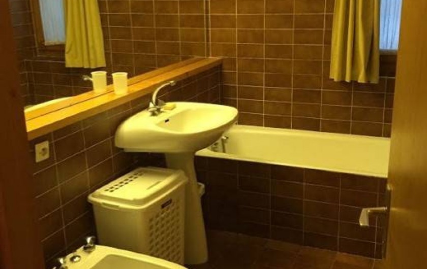 Location de vacances - Appartement à Méribel - Une salle de bain avec toilettes et il y a aussi un toilette séparé