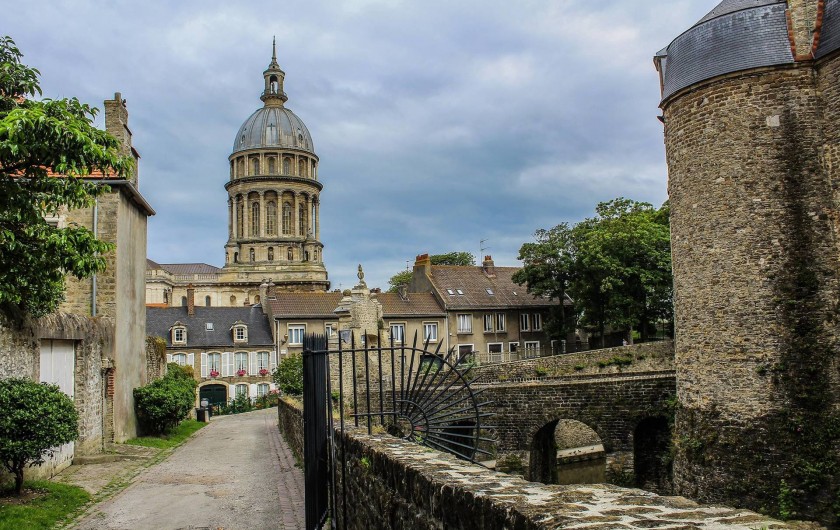 Location de vacances - Gîte à Widehem - La Basilique de Boulogne vue des remparts à proximité du Château Musée