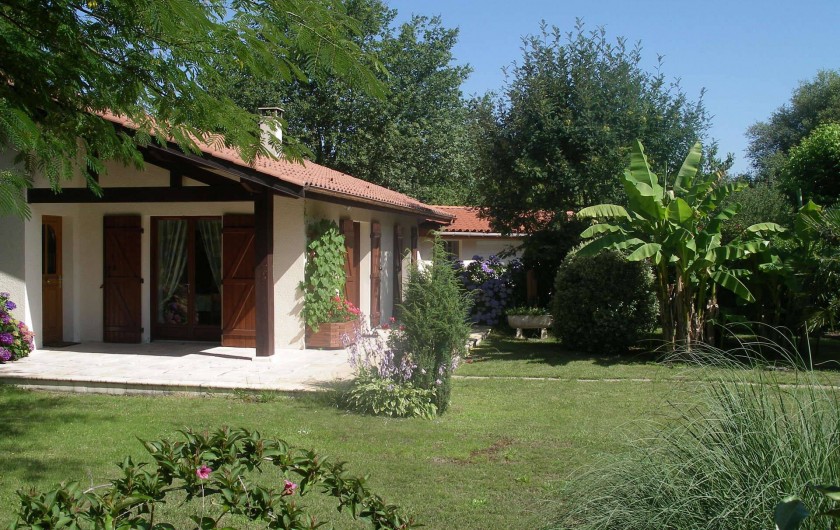 Location de vacances - Villa à Sanguinet - la deuxième terrasse et le garage