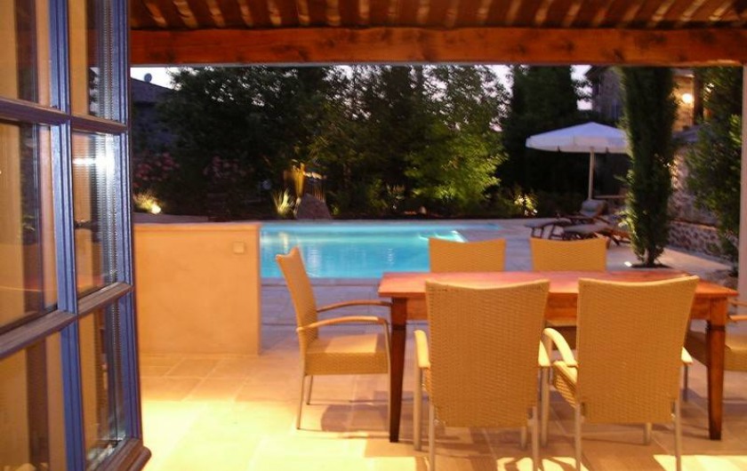 Location de vacances - Gîte à Rosières - Vue du pool-house à la piscine