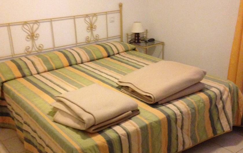 Location de vacances - Appartement à Alénya - Chambre 2 avec 2 lits 90X190