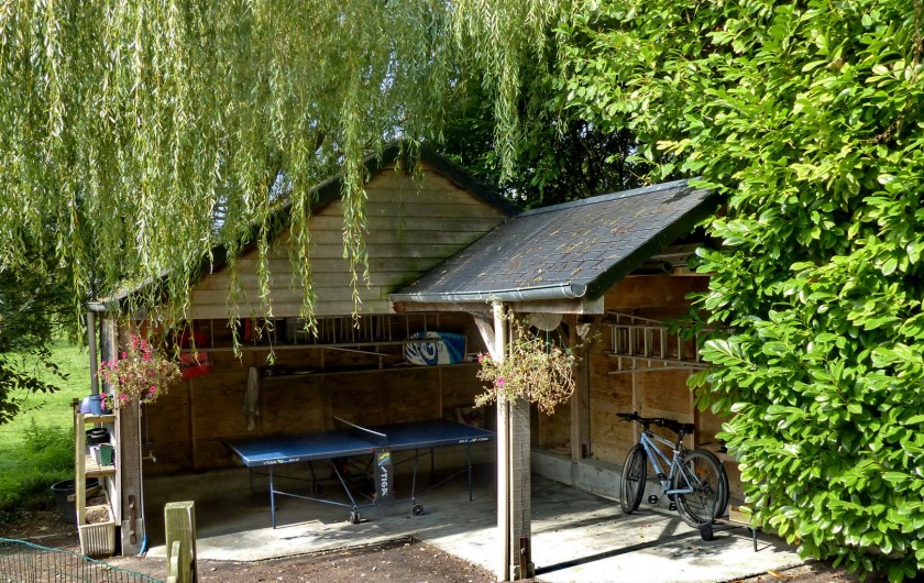 Location de vacances - Gîte à Arromanches-les-Bains - local vélo et table de tennis