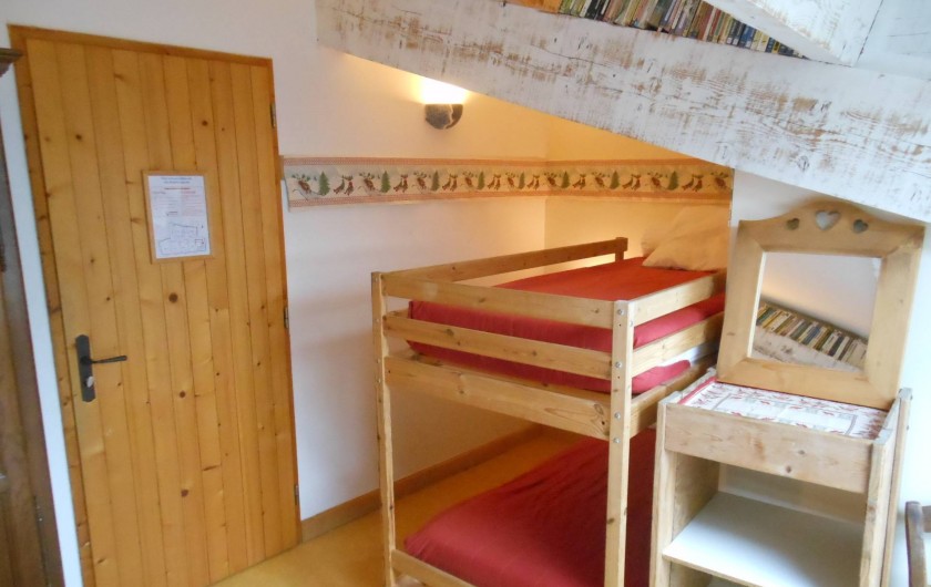 Location de vacances - Gîte à Gras - La montagne : 1 grand lit et 1 lit superposé.