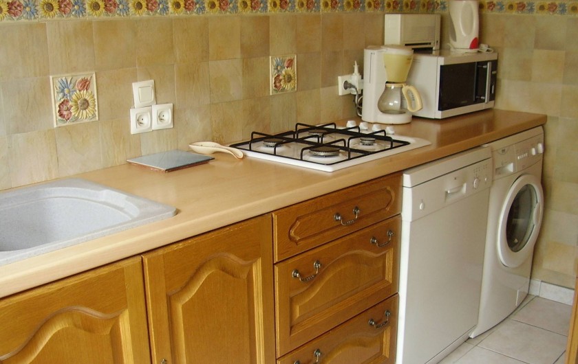 Location de vacances - Appartement à Combloux - cuisine avec lave vaisselle et lave-linge