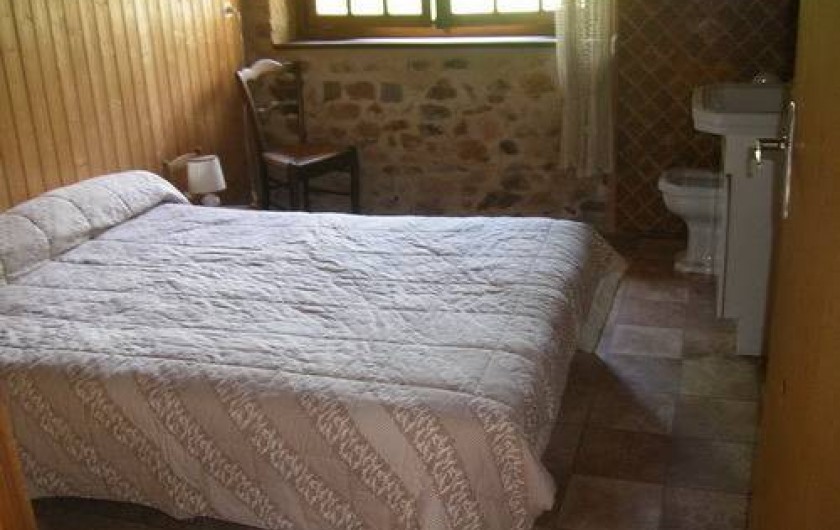 Location de vacances - Gîte à Laguenne - Un lit de 140 avec un lavabo. La seconde chambre est sa réplique inversée