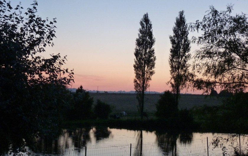 Location de vacances - Gîte à Plouégat-Moysan - L'étang de La Haie avec le coucher de soleil