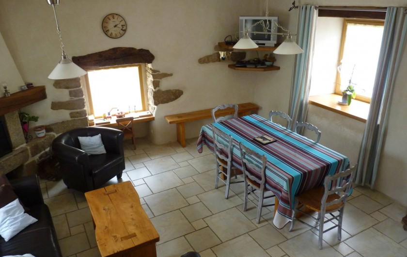 Location de vacances - Gîte à Plouégat-Moysan - Le coin repas et le salon avec cheminée