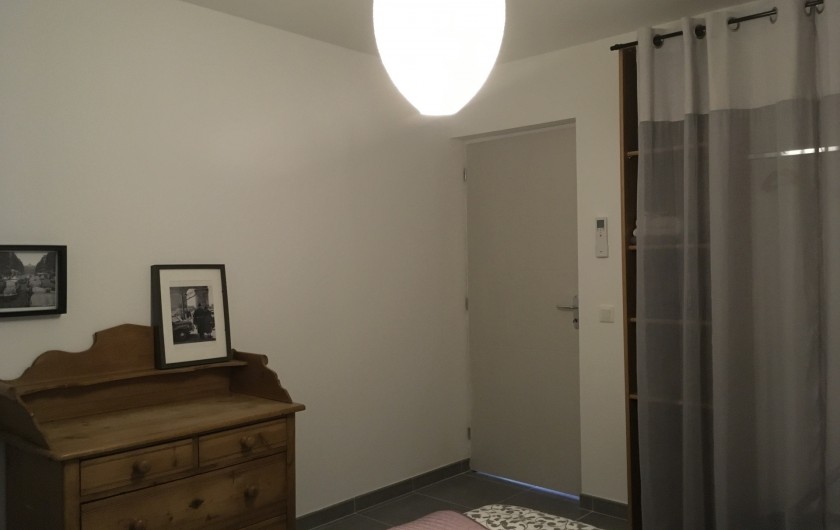Location de vacances - Appartement à Villelaure - Chambre avec lit 160 large équipé de placard, commode et cassette clim