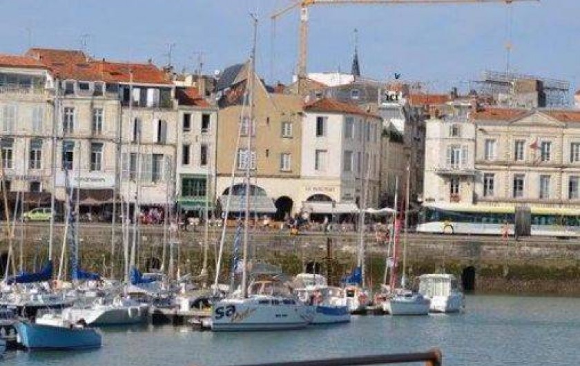 Location de vacances - Appartement à La Rochelle - A droite du clocher, une flèche et la mention "ici" indiquent la terrasse