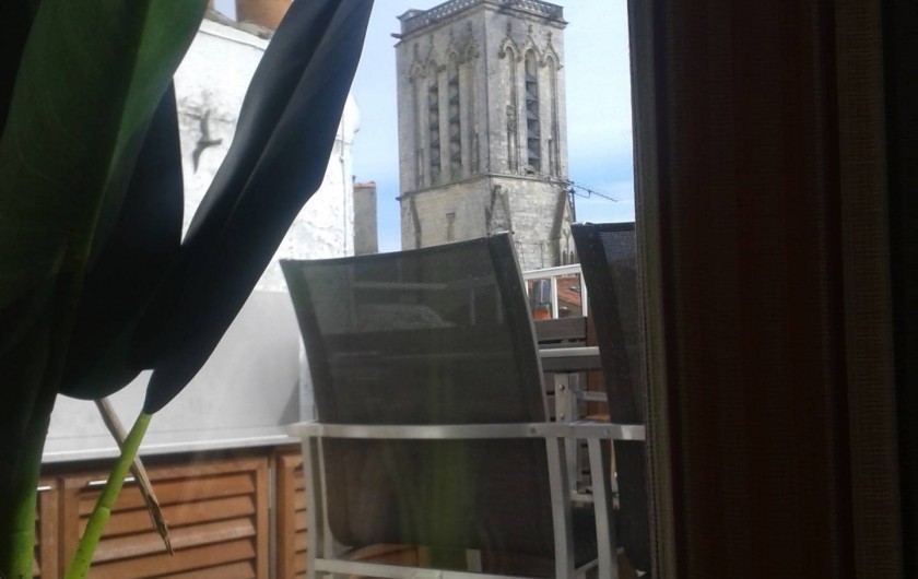 Location de vacances - Appartement à La Rochelle - Le clocher de Saint Sauveur vu de l'entrée de la terrasse