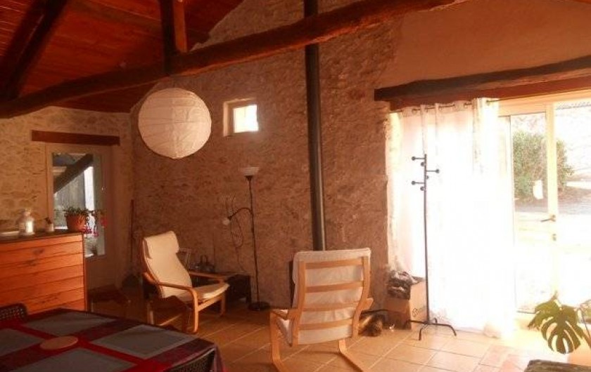 Location de vacances - Gîte à Tournon-d'Agenais - Gîte Prunier: espace salon-salle à manger avec poêle à bois