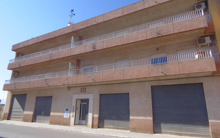 Location de vacances - Appartement à Valence - immeuble avec terrasse  350m2 au 3iéme étage 4 appartement  garages au redc