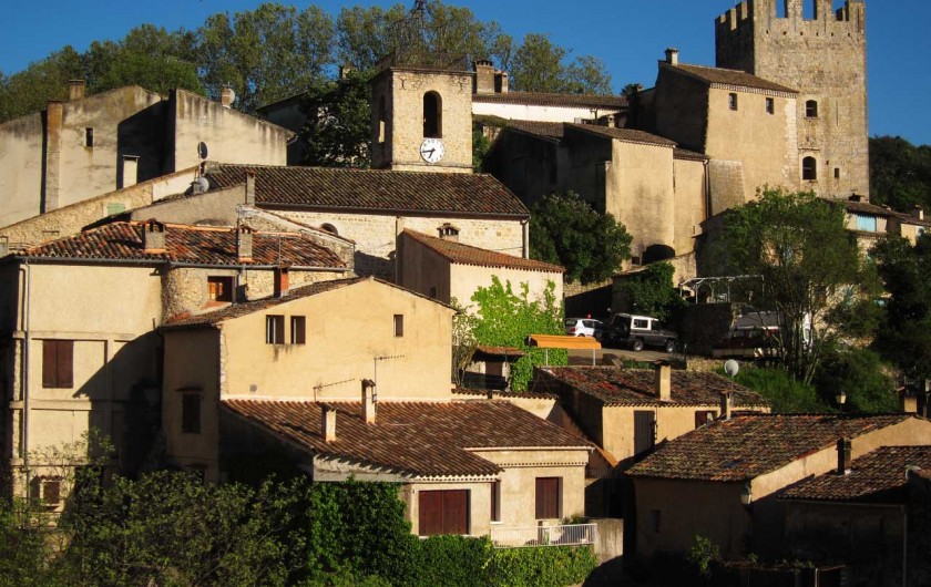 Location de vacances - Mas à Esparron-de-Verdon - Vue du séjour cuisine sur le Château De Castellane
