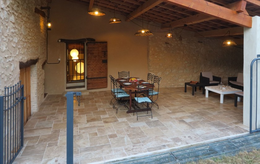 Location de vacances - Mas à Esparron-de-Verdon - Terrasse couverte avec table repas et coin salon, accès jardin ou mezzanine
