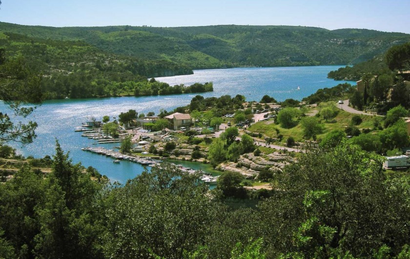 Location de vacances - Mas à Esparron-de-Verdon - Le Lac et le port d'Esparron de Verdon