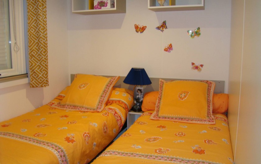 Location de vacances - Bungalow - Mobilhome à Saint-Aygulf - une des chambre d'enfants, une seconde  identique avec un  lit gigogne