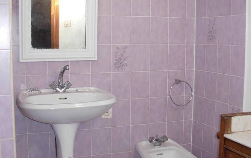 Location de vacances - Appartement à Villeneuve-Minervois - Salle de bains avec lavabo et bidet.