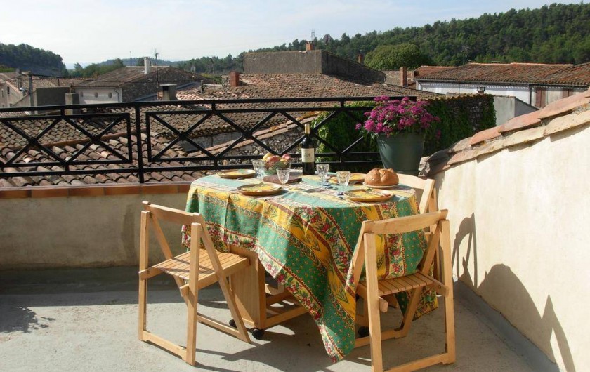 Location de vacances - Appartement à Villeneuve-Minervois - La terrasse avec possibilité de repas offre une jolie vue sur les toits .