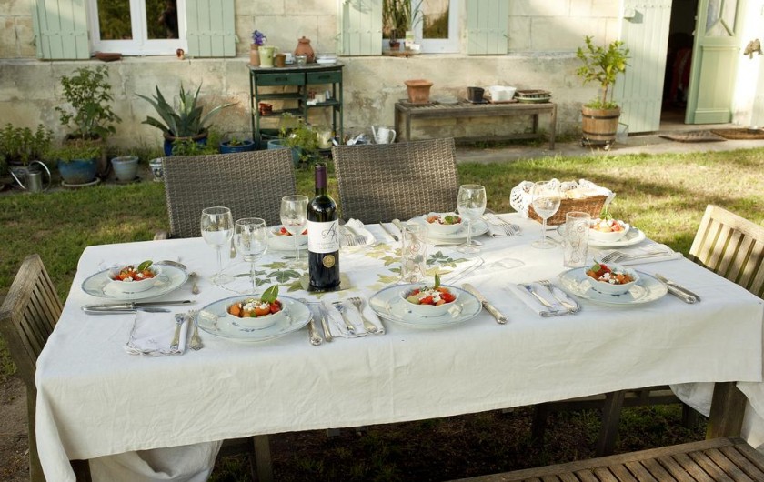Location de vacances - Chambre d'hôtes à Laruscade - La table dressée pour le dîner