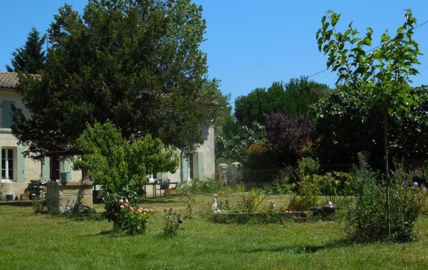 Location de vacances - Chambre d'hôtes à Laruscade - Façade sud sur jardin