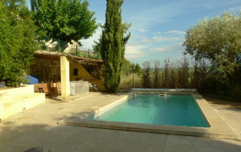 Location de vacances - Maison - Villa à La Rouvière - La piscine avec un abri a gauche pour manger ou jouer aux cartes.